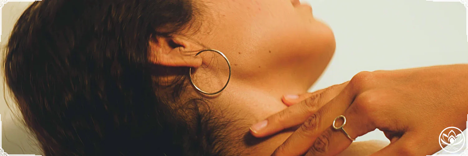 Femme massant doucement sa nuque douloureuse, main pres de l oreille, soulagement et detente muscles apres la journee.