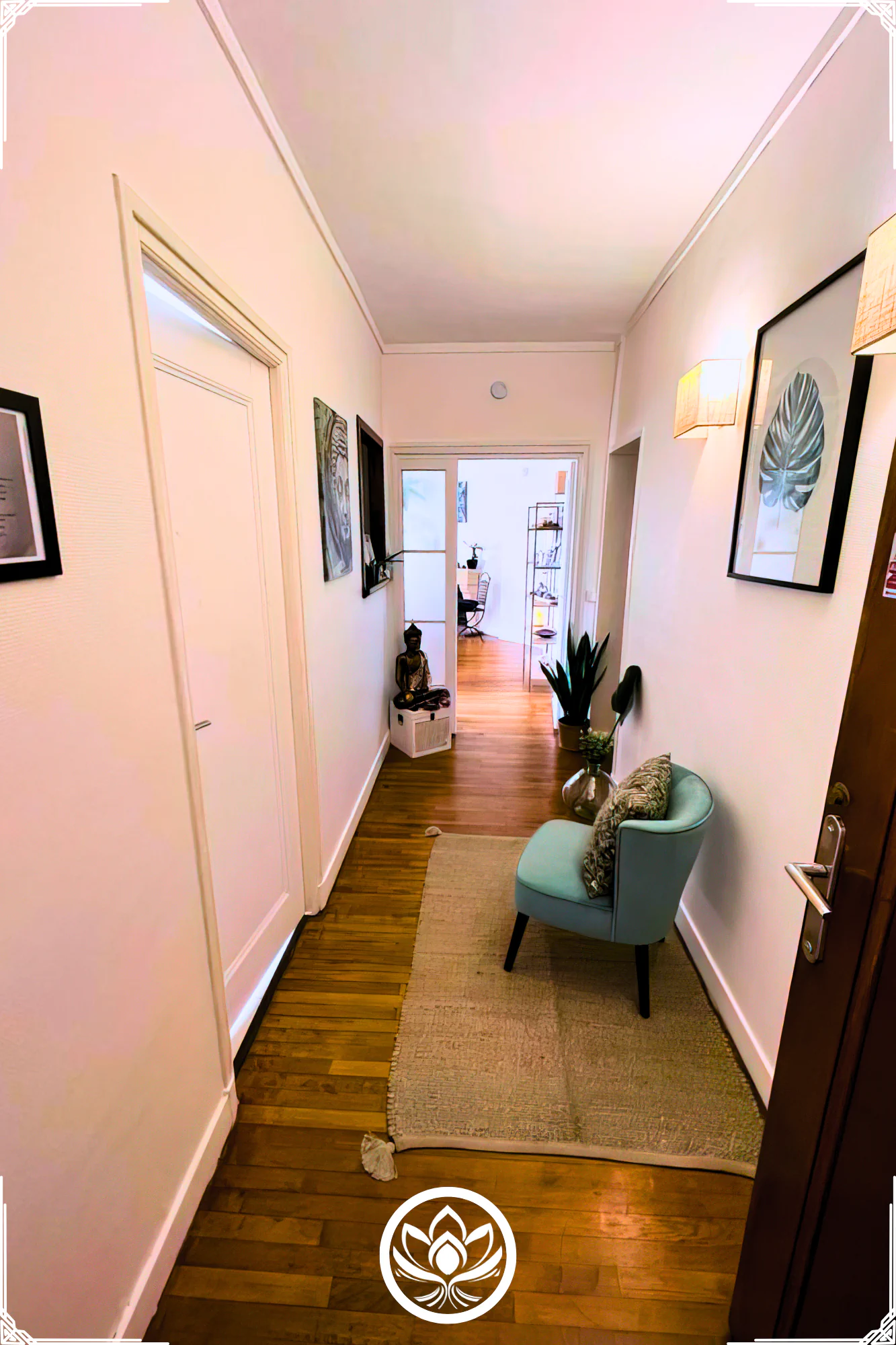 Couloir d'accueil lumineux avec fauteuil vert et deco zen, chemin serein vers la salle de massage therapeutique.