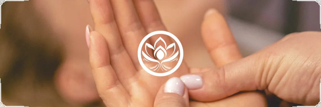 Pression du pouce sur la paume, geste de massage therapeutique pour relacher les tensions et apaiser le stress.