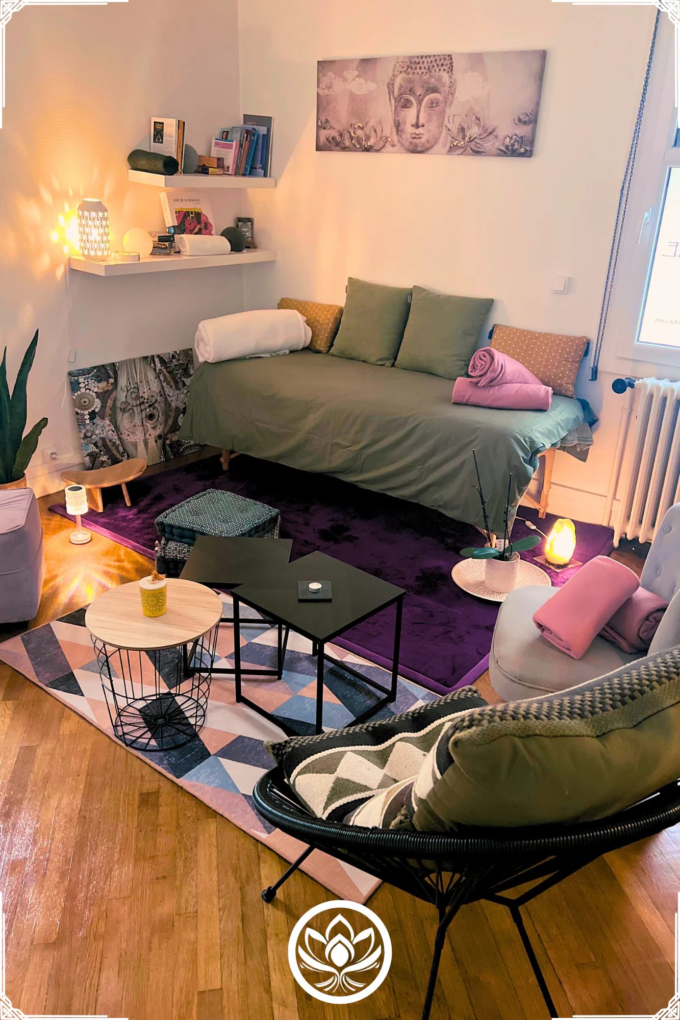 Coin detente avec banquette, coussins et lampe de sel, ambiance zen avant un massage ayurvedique, kobido ou bowen.