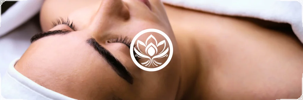 Bandeau spa sur le front, visage detendu, ambiance soin massage Kobido en cabine, peau lumineuse et relachement.