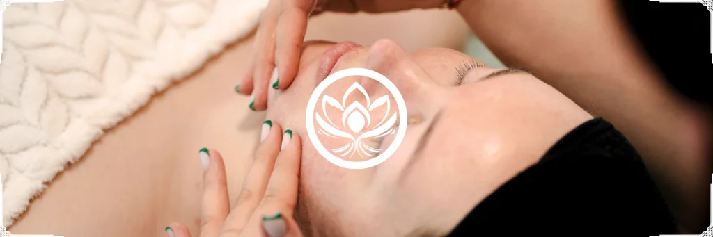 Mains en action sur le visage, gestes precis du massage Kobido, creme de soin, relachement des tensions et peau plus tonique.