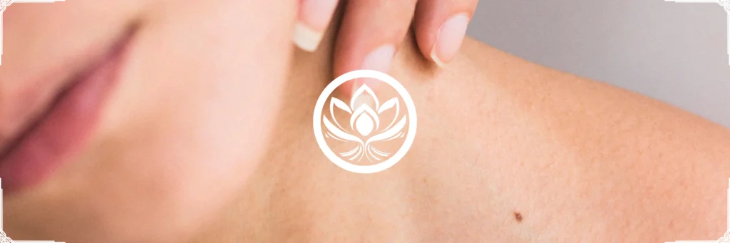 Gros plan peau et epaule, toucher doux, ambiance bien etre, massage Kobido et relaxation, peau lumineuse et apaisement.