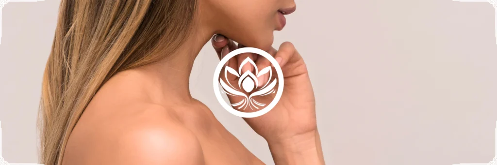Profil femme, peau douce et lumineuse, preparation au massage Kobido du visage avec huile de soin, respiration calme.