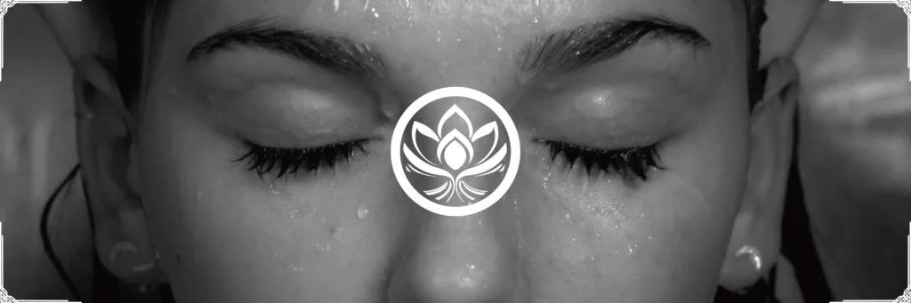 Visage au repos en noir et blanc, perles d'eau, rituel spa, serviette chaude, sensation de purification avant Kobido.