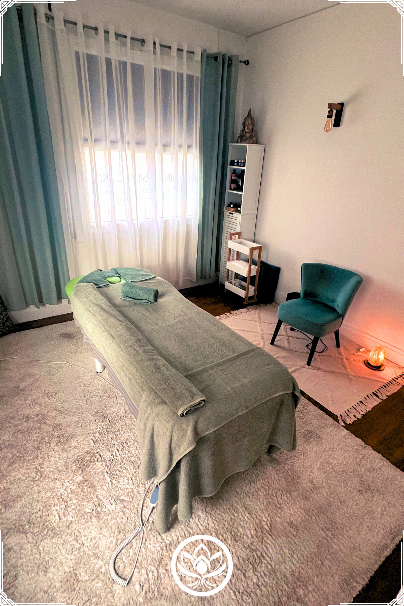 Table de massage preparee, serviettes vert d'eau, lumiere douce, cabine cocooning pour massage therapeutique a Gisors.