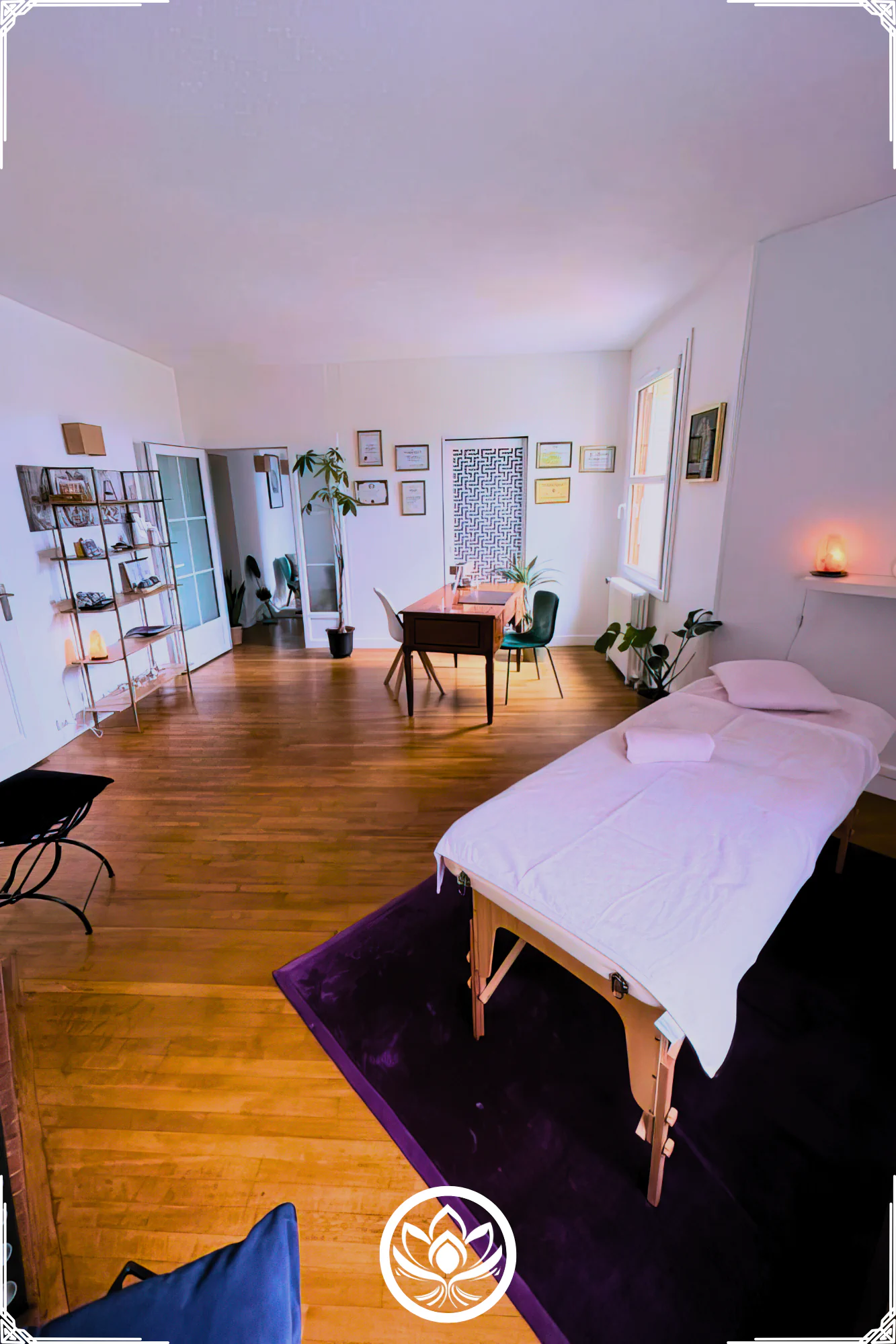 Grande salle de soins avec table de massage, lumiere douce et espace d'accueil, cadre zen pour kobido et massages therapeutiques.